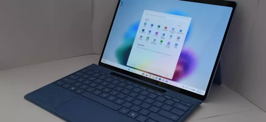 ноутбук с Windows 11 на столе