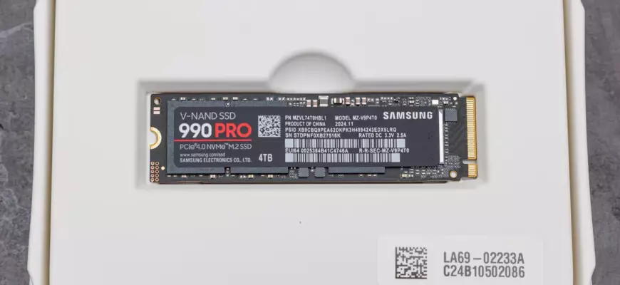 NVMe SSD-накопитель M.2 в упаковке