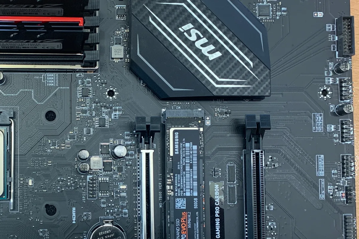 NVMe SSD Samsung 970 EVO Plus установлен в слот M.2 на материнской плате