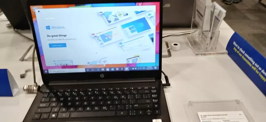ноутбук с Windows 10 на витрине магазина